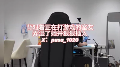 在室友背后偷情短发美女，按着她后入却不敢出声怕被发现